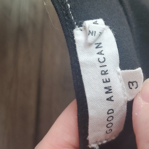 Good American Essential Scoop Bralette in Black - Picture 7 of 10